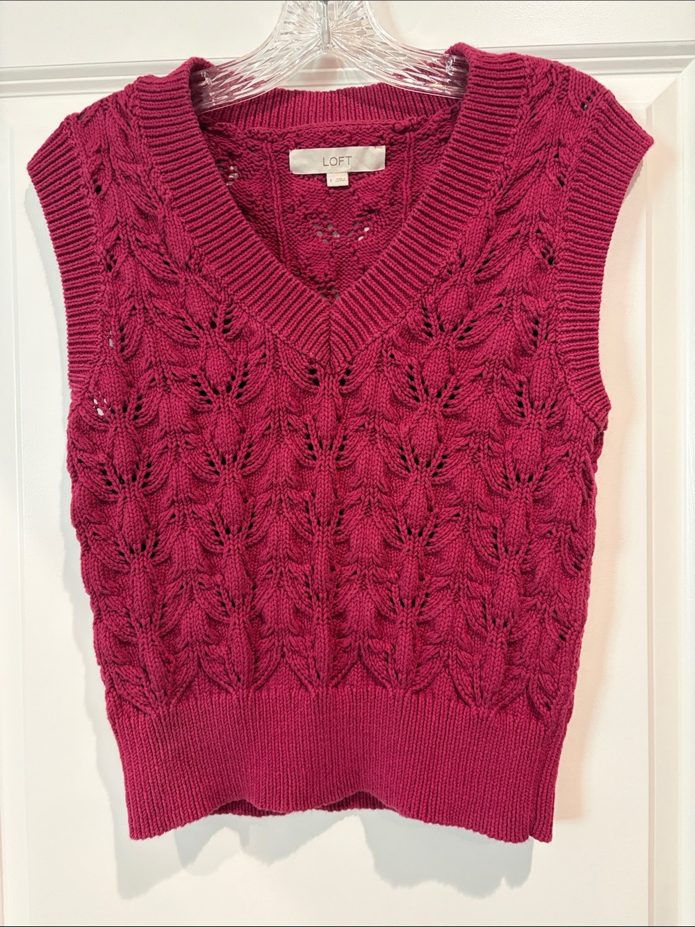 LOFT Women’s Berry Cable Knit V-Neck Sleeveless Sweater, small